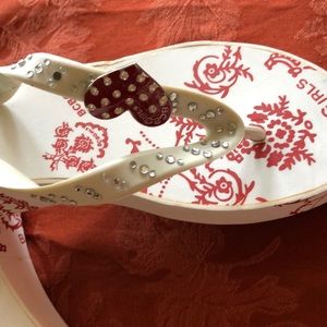 BCBG women’s flip flops